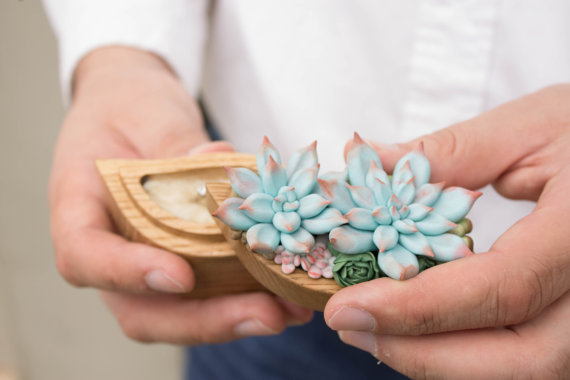 OMG! How amazing is this succulent ring box?! We're in LOVE!