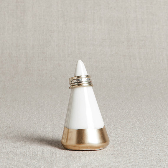 We're are in LOVE with this minimalist ring holder!
