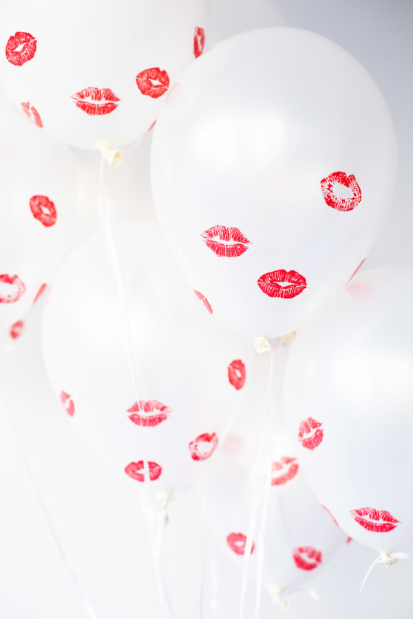 How darling are these kissed balloons for your bachelor party!