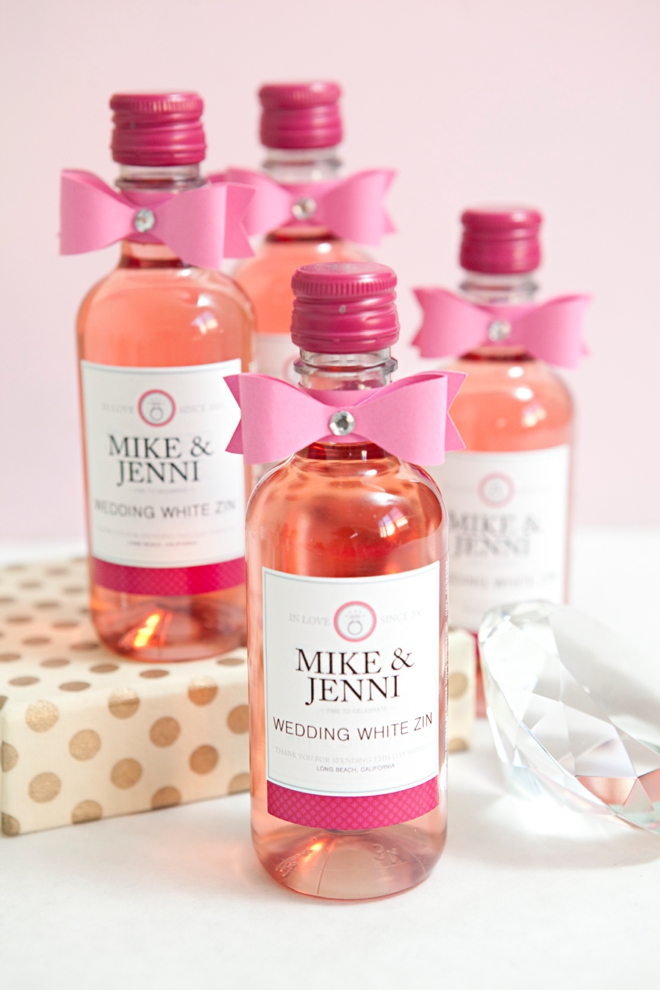 How cute are these darling pink wedding wine favors!? LOVE it and you will too!