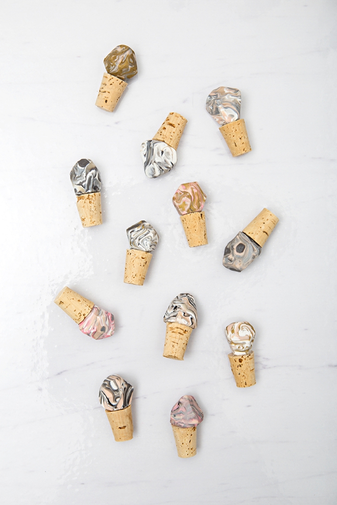 Check out these DIY marble gemstone wine stoppers, great cheap wedding favors!