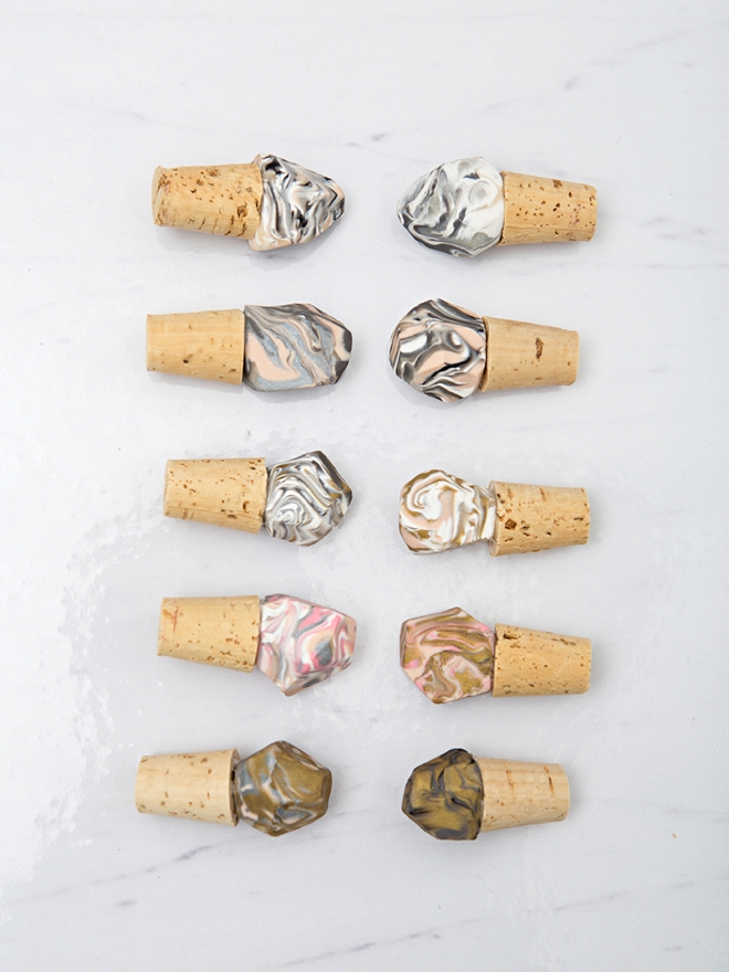 Check out these DIY marble gemstone wine stoppers, great cheap wedding favors!