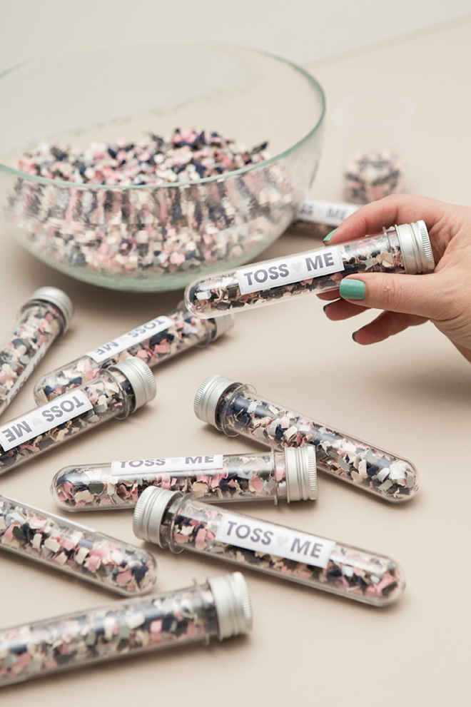 Check out these DIY wedding confetti tubes for your ceremony toss!