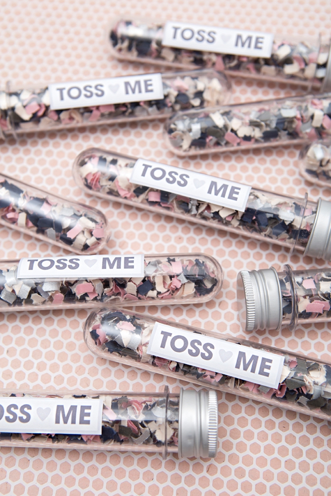 Check out these DIY wedding confetti tubes for your ceremony toss!