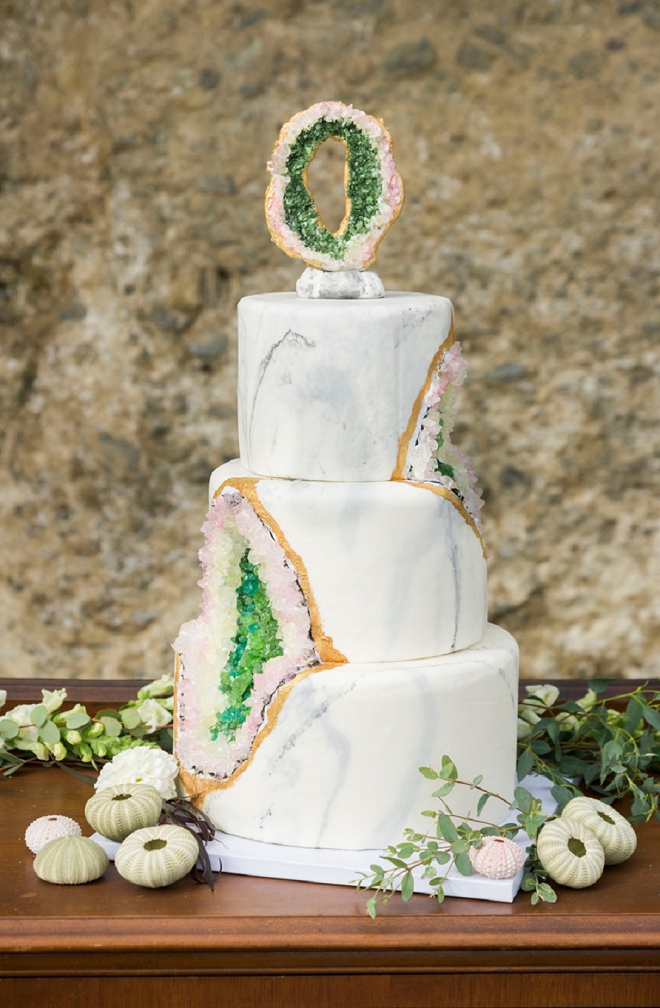 We are swooning over this marble and geode wedding cake!
