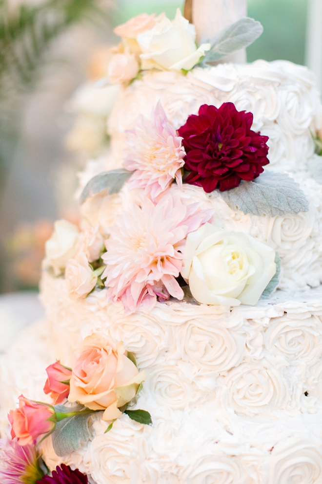Crushing over this gorgeous wedding cake!