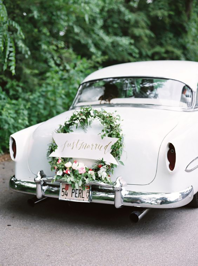 Loving this traditional wreath for wedding car decor