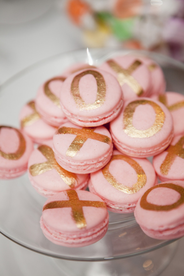 These pink and gold macaroons are a great way to spice up your dessert table!