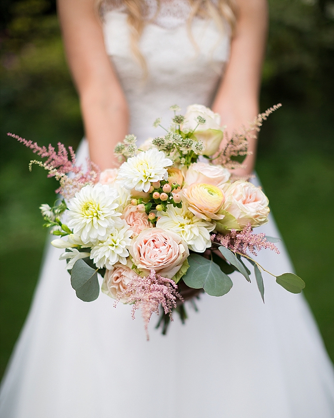 How stunning is this Bride's bouquet her Mom made? We love it!