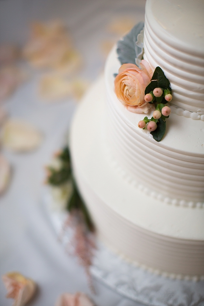 We're loving this simplistic modern wedding cake!