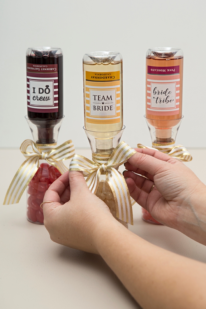 How freaking adorable are these DIY mini-carafe wine gifts for bridesmaids!?