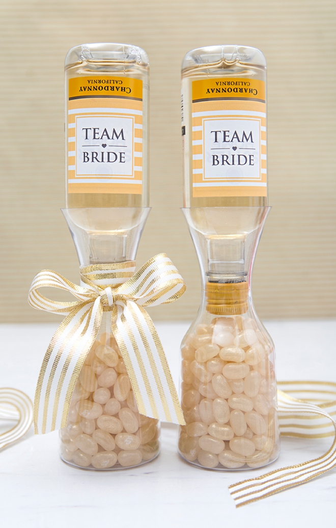 How freaking adorable are these DIY mini-carafe wine gifts for bridesmaids!?