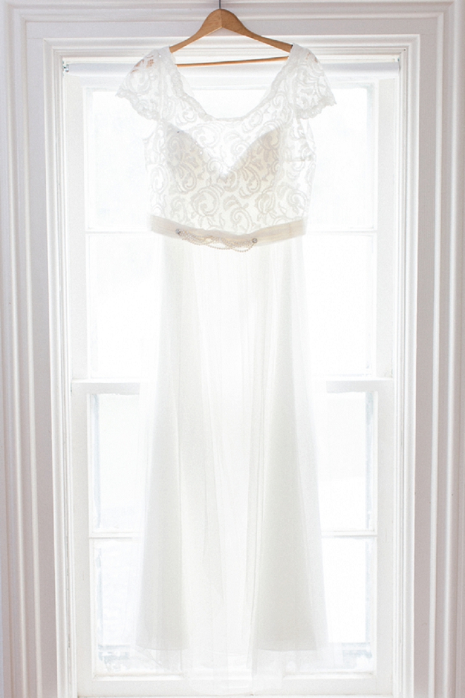 We're loving this Bride's dainty wedding day details and dress!