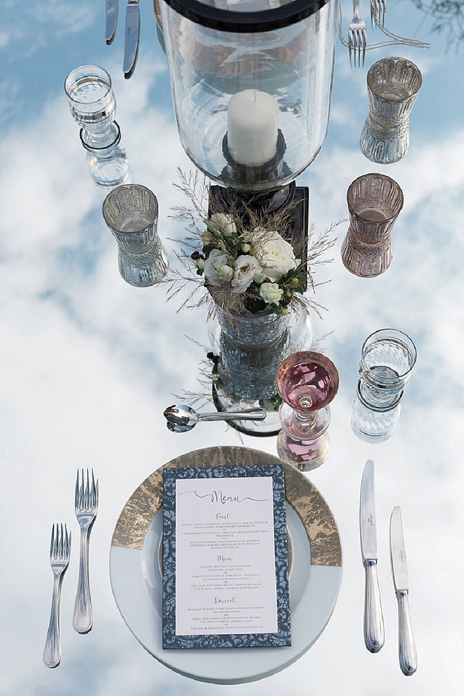 How stunning is this mirrored table and metallic accents table scape?! LOVE!