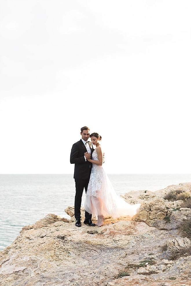 We're swooning over this STUNNING styled wedding in Greece!!