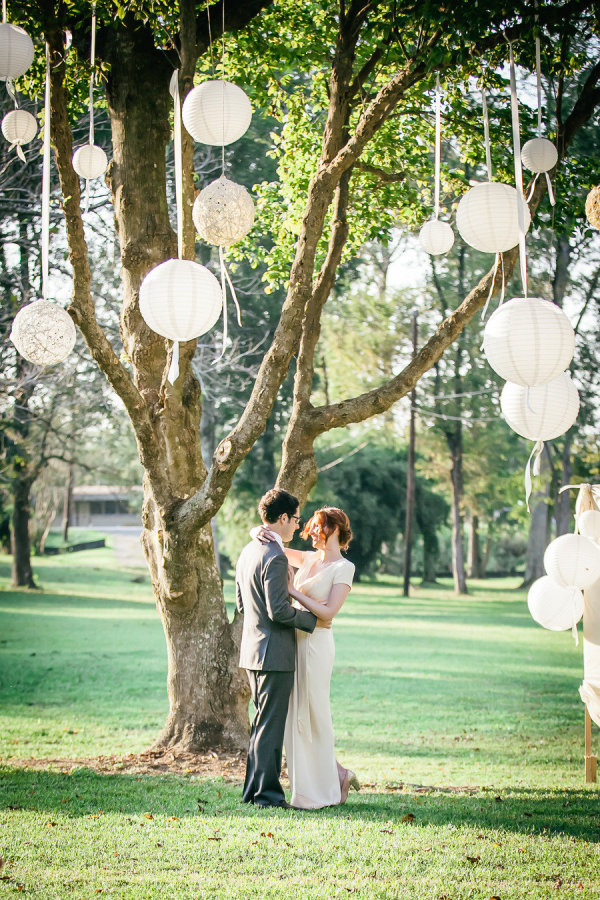 Easy wedding decor: paper lanterns! 