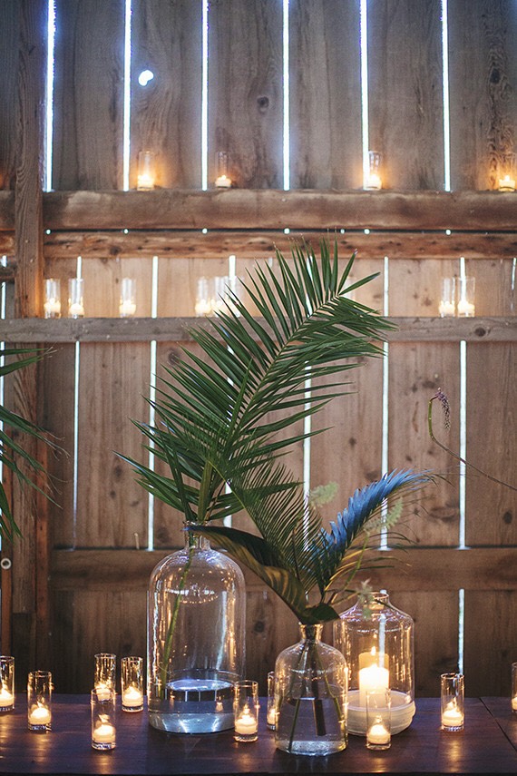 These single palm leaves in glass jars have us swooning!