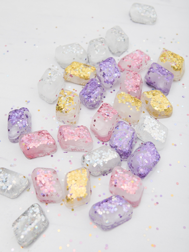 Learn how to make glitter ice cubes, PERFECT for a clear ice bucket!