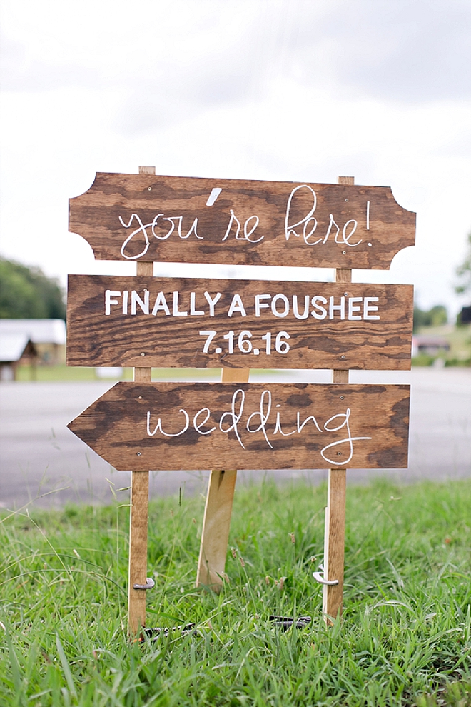 Loving this gorgeous wooden and hand lettered wedding welcome sign!