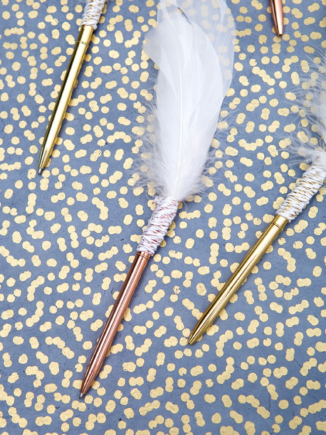 This DIY feather gold pen would be perfect for your wedding guest book!