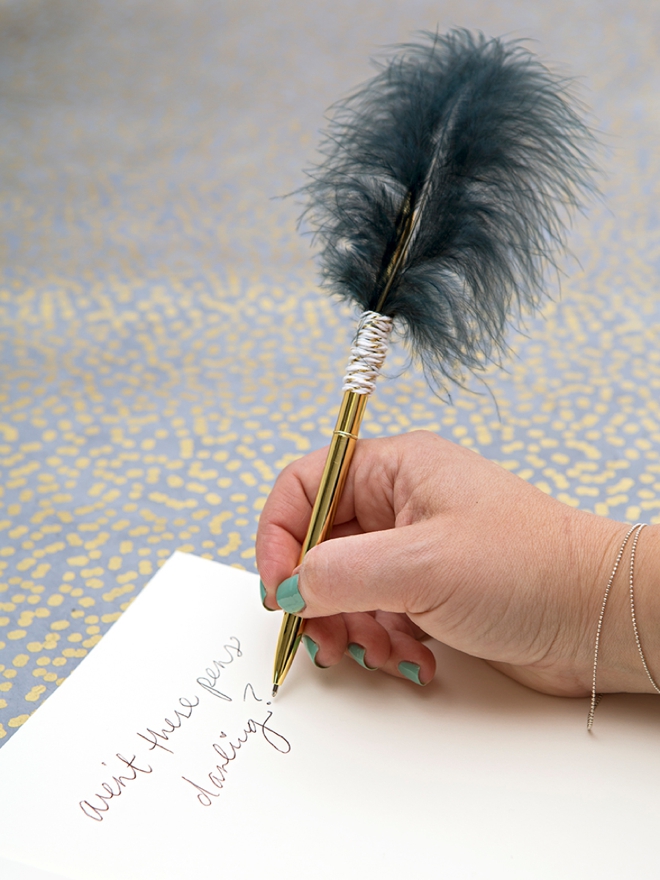 This DIY feather gold pen would be perfect for your wedding guest book!