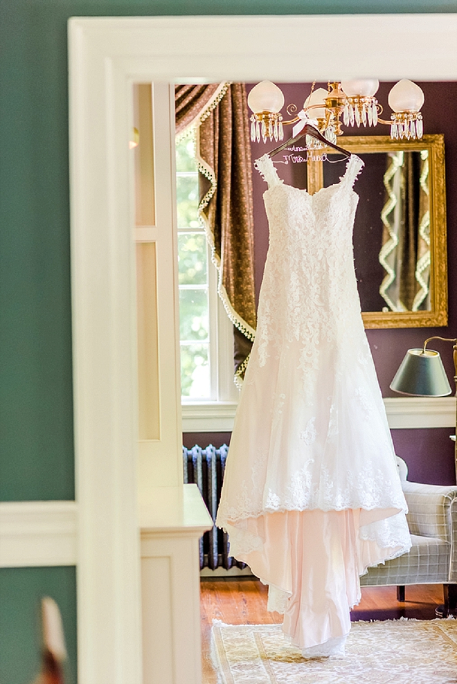 How gorgeous is this Bride's dress shot?! LOVE!