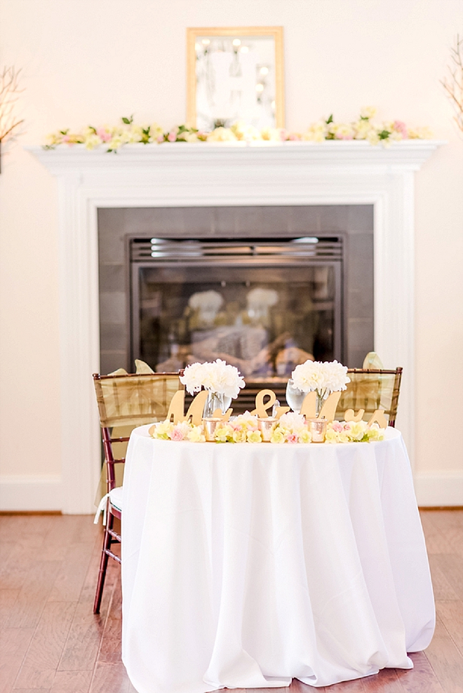 We're crushing on this stunning sweetheart table! So stunning!