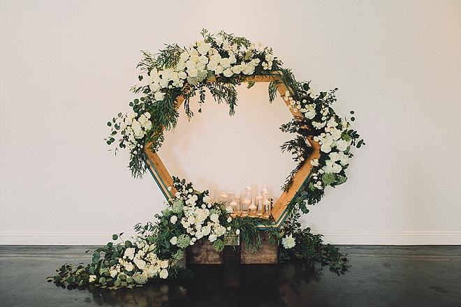 OMG - we are in LOVE with this super modern and gorgeous ceremony background!