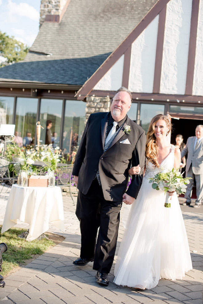 Crushing on this super sweet lakeside ceremony!