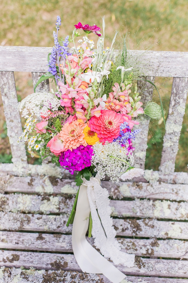 Talk about a Springy bouquet! We're crushing on this Bride's wildflower beauty!