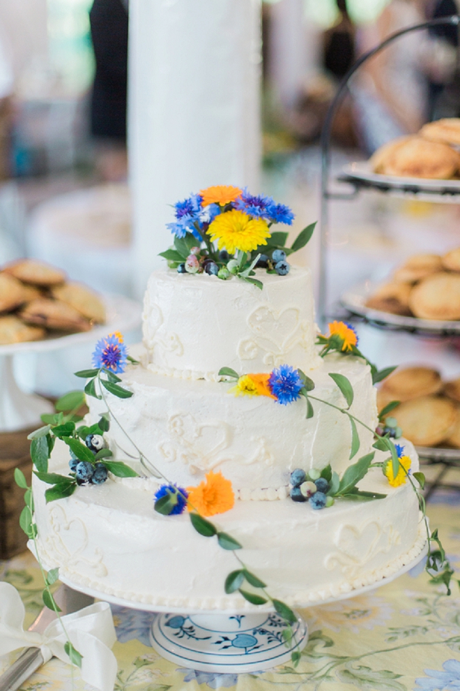 Check out this darling wild flower wedding cake!