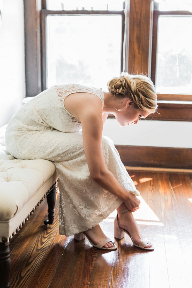 We're in LOVE with these darling snaps of this stunning Bride getting ready!