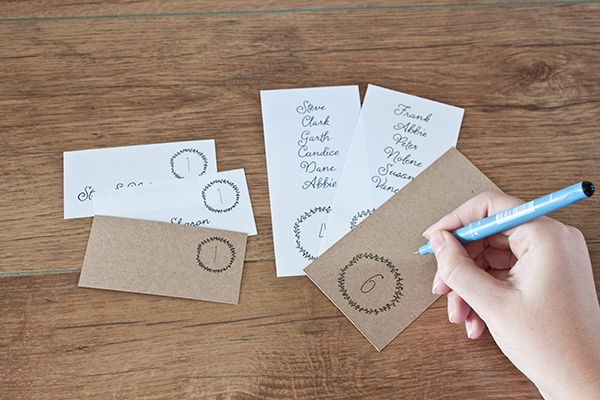 FREE printable minimalist escort cards and table numbers.  Love a god wedding freebie! 