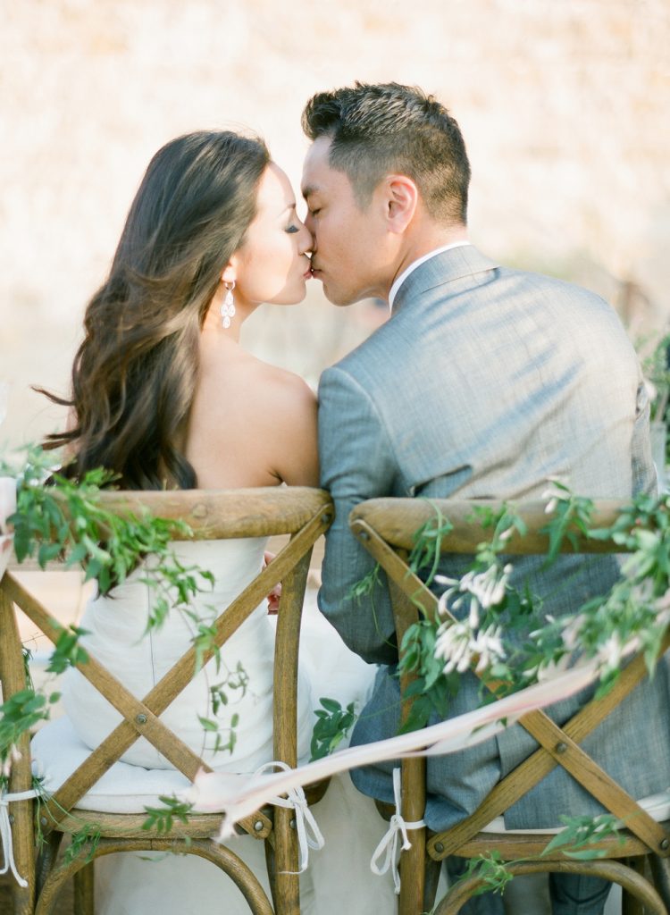 Cute wedding photo idea: a kiss over dinner after getting married.