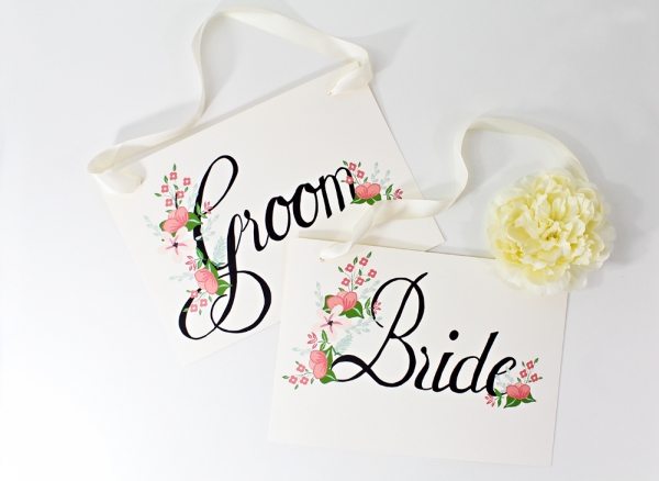 Free bride and groom sign - perfect for an outdoor wedding, garden wedding, or a floral theme.