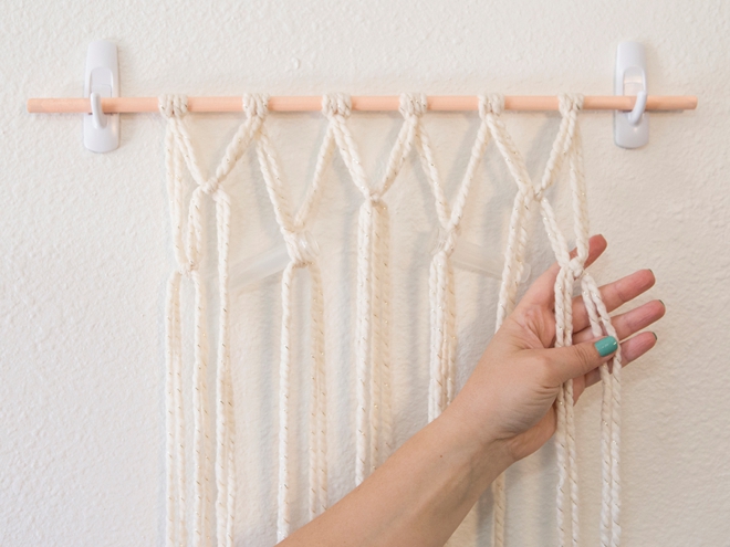 These yarn macramé reception chairs are SUPER easy to DIY, check them out!