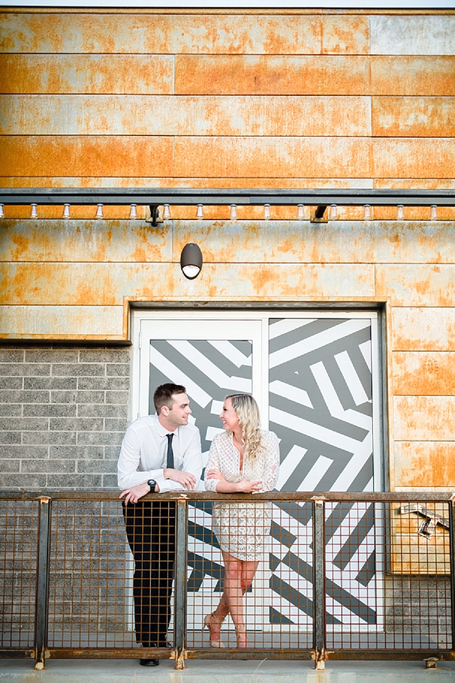 There's nothing more gorgeous than a couple in love in front of a gorgeous urban wall!
