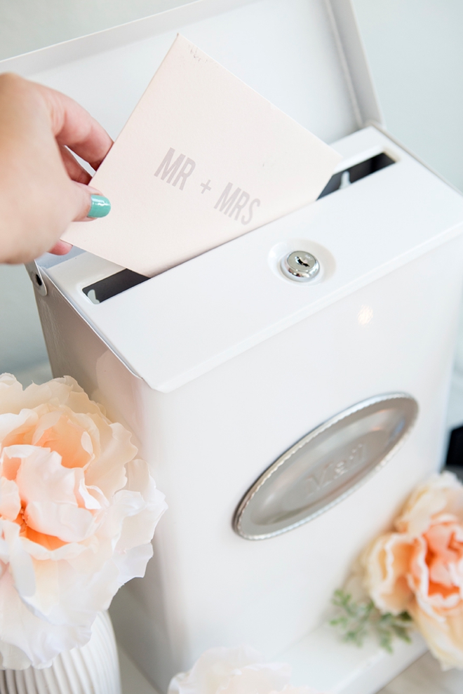 How darling is this DIY mailbox wedding cardbox!?