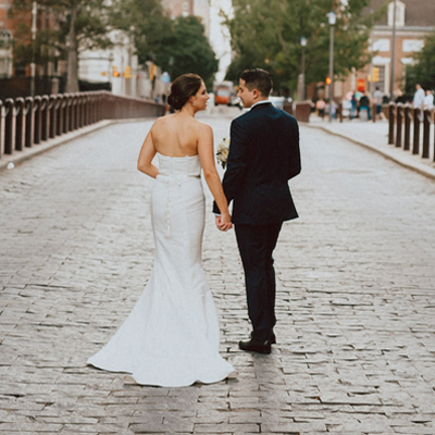 We are in LOVE with this super romantic and classy wedding on the blog now!