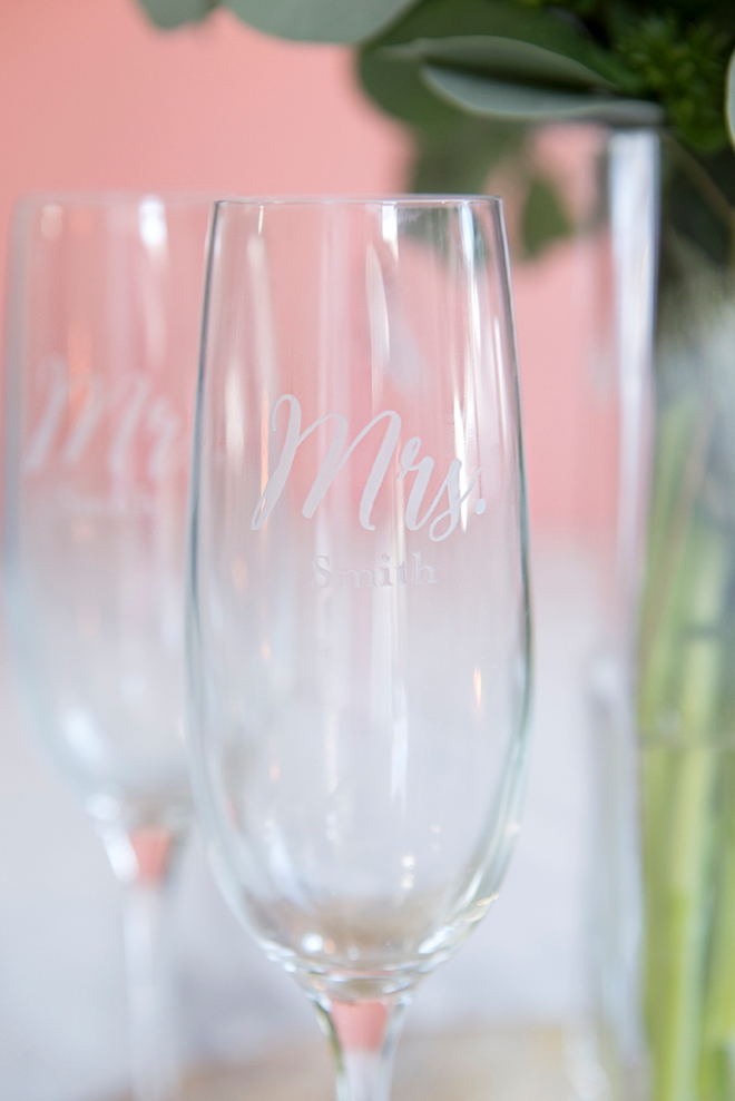 Check out these gorgeous custom Mr and Mrs champagne glasses from Shutterfly!