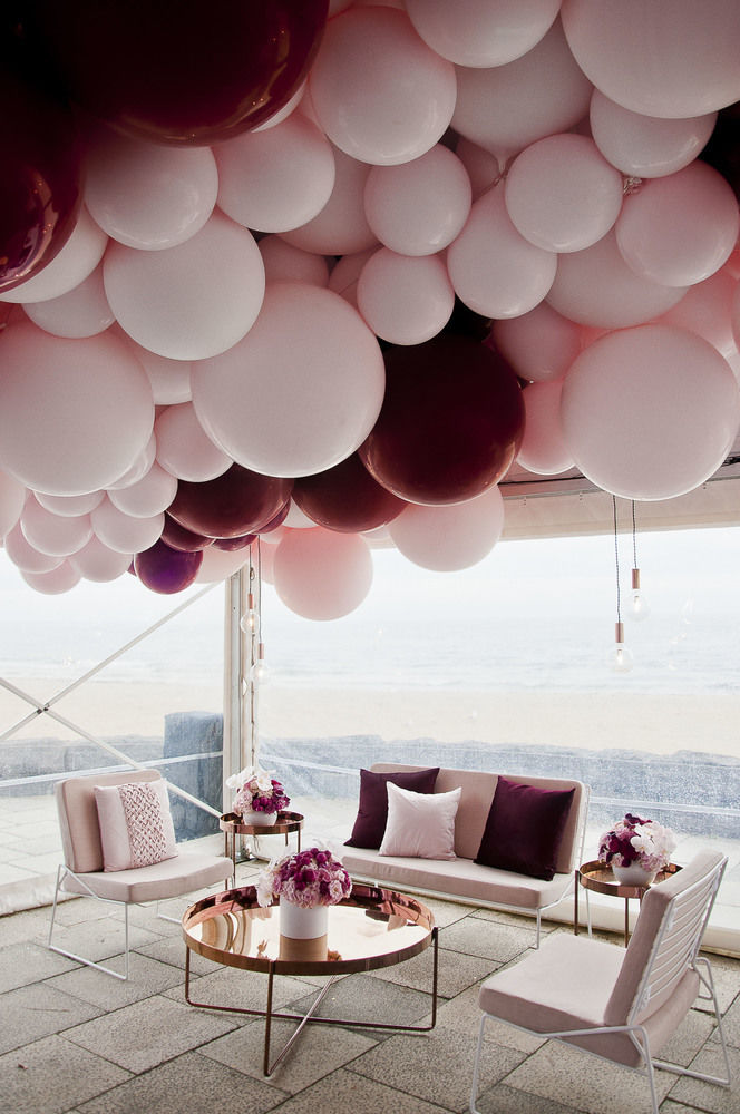 OMG a balloon ceiling feature! Yes please! I want this at my wedding in the tents.