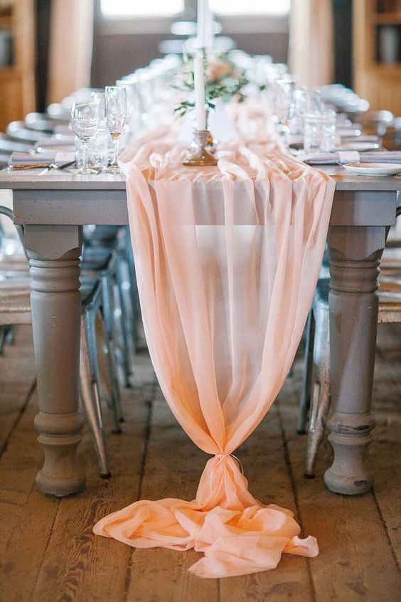 Love this cloth table runner trend.