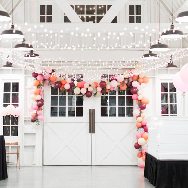 This wedding ballon banner is gorgeous! And it's actually pretty to make yourself as a DIY!