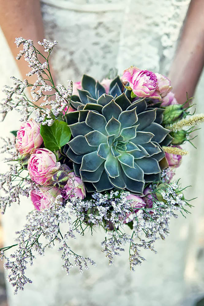 Such a gorgeous idea for an alternative wedding bouquet. 