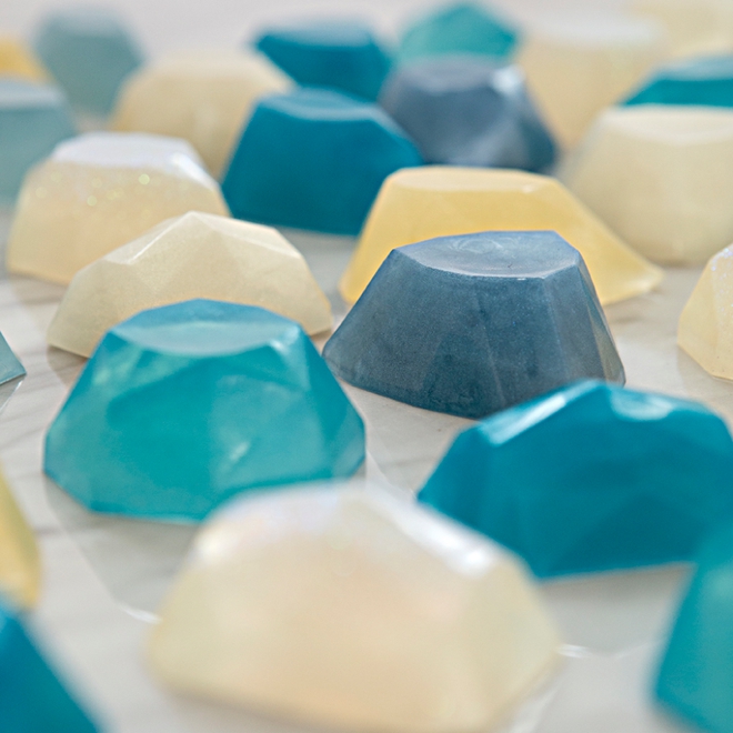 How pretty are these DIY gemstone soaps!!