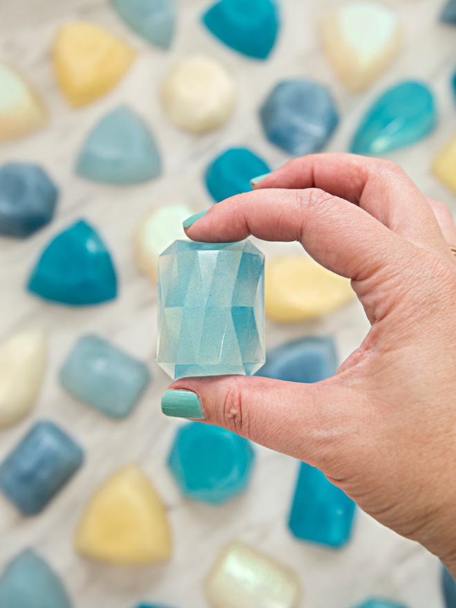 How pretty are these DIY gemstone soaps!!