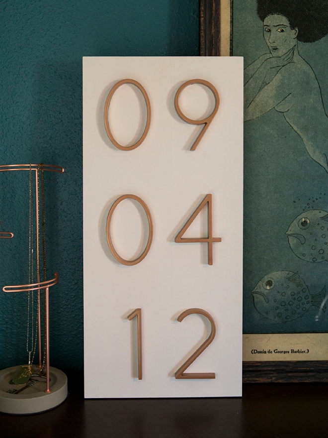 OMG, in love with this DIY address number wedding date sign!