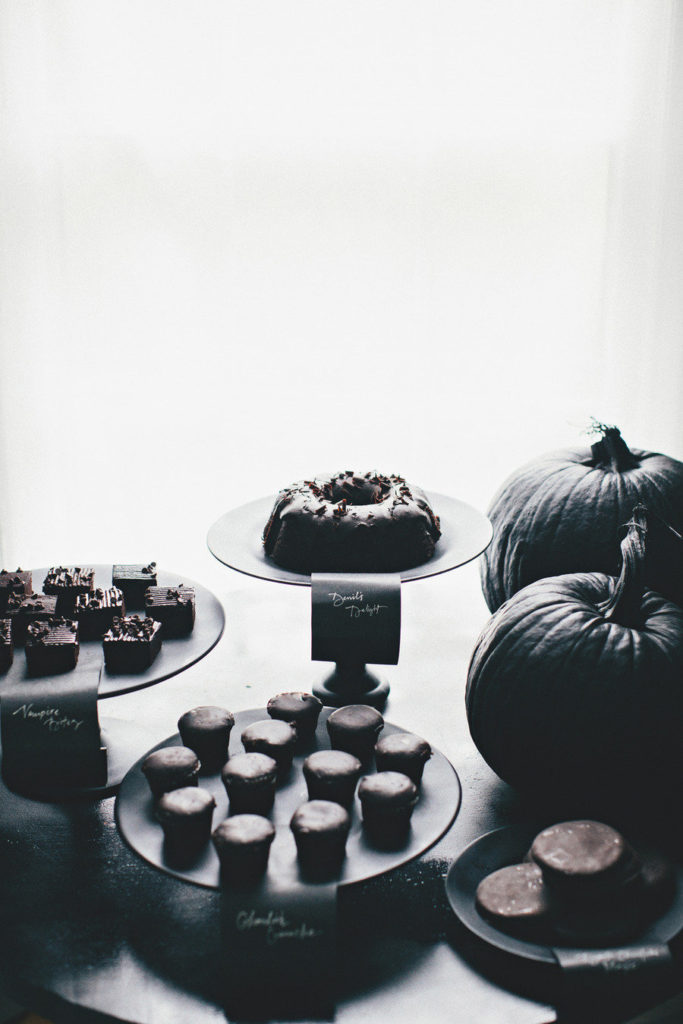 These dark, black desserts are so cool! Great for a halloween party, fall wedding, or just for fun!