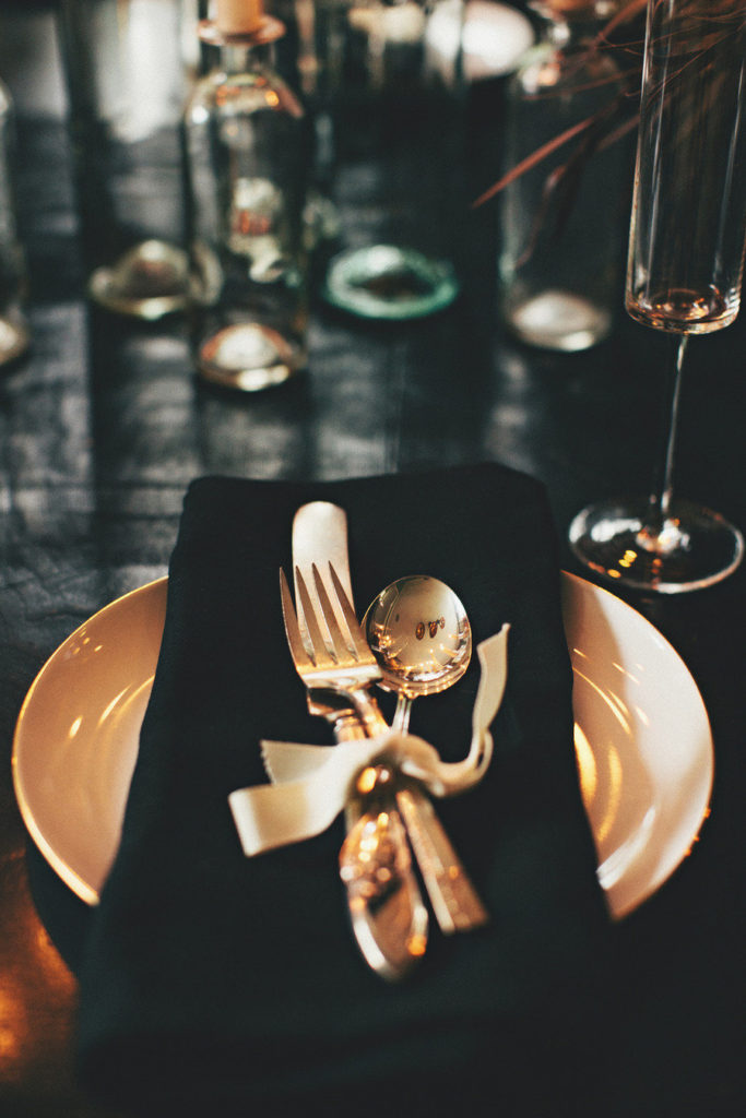 I LOVE this dark tablescape. This is a great way to incorporate halloween into a wedding and still be classy. 