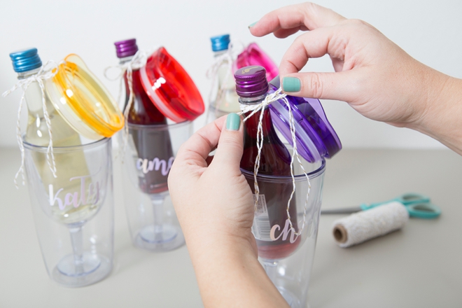 These DIY bridesmaid wine tumblers are the cutest!!